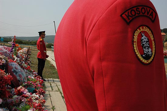 auteur: Yves Rousselet
titre: Deux membres de la GARDA E KOSOVES