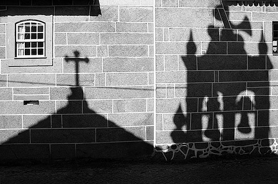 autor: paulo rodrigues
t&iacute;tulo: à sombra da Igreja