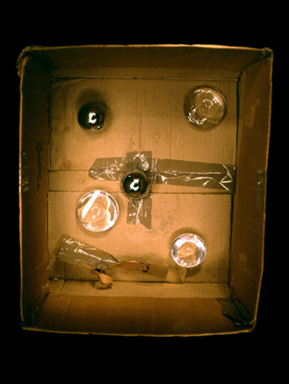 autor: Jeremy Webb
título: box with lenses and balls