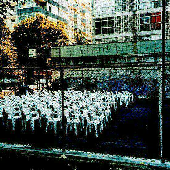 autor: paulo rodrigues
t&iacute;tulo: cadeiras em court de vollei vazio