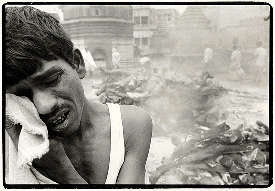 autor: Stefan Rohner
título: Varanasi, burning gath.