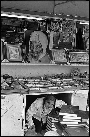 autor : Patrick Tombelle                    título: Jewish religious book stall, Safet