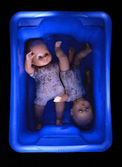 auteur : Jeremy Webb                    titre: dolls in blue tub