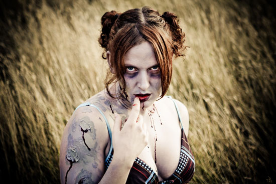 autor: Tanya Plonka
título: Cassandra | Farm girl zombie
