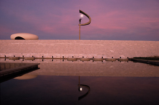 autor: paulo rodrigues
título: Memorial JK ? Obra de Oscar Niemeyer