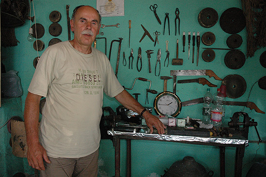 auteur : Yves Rousselet                    titre: Un coutelier dans son magasin atelier