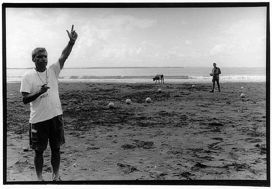 autor : Yves Rousselet                    título: entrainement de foot sur la plage de Shenjgin 2005